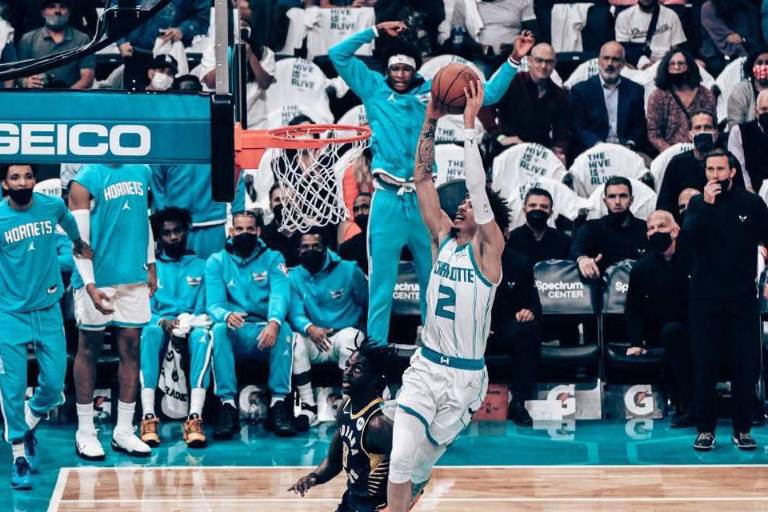 El show de LaMelo Ball en Charlotte Hornets opaca un debut soñado para Chris Duarte en Indiana Pacers