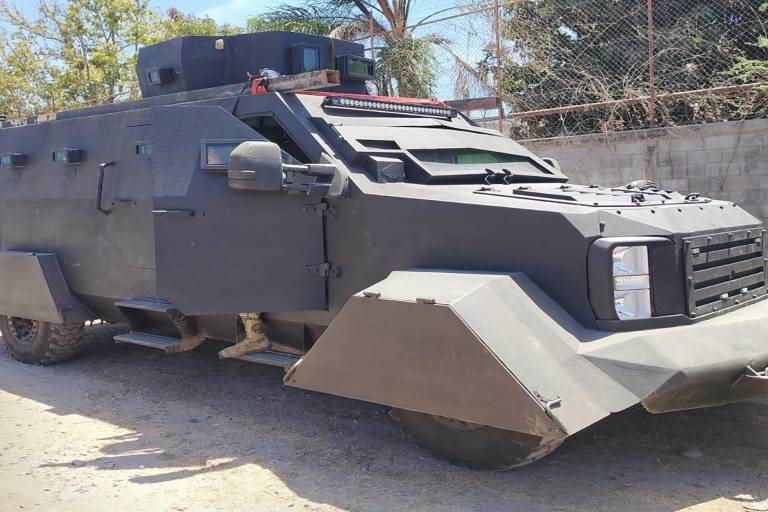 Ejército Mexicano resguarda un vehículo modificado con blindaje artesanal en el municipio de Rosario