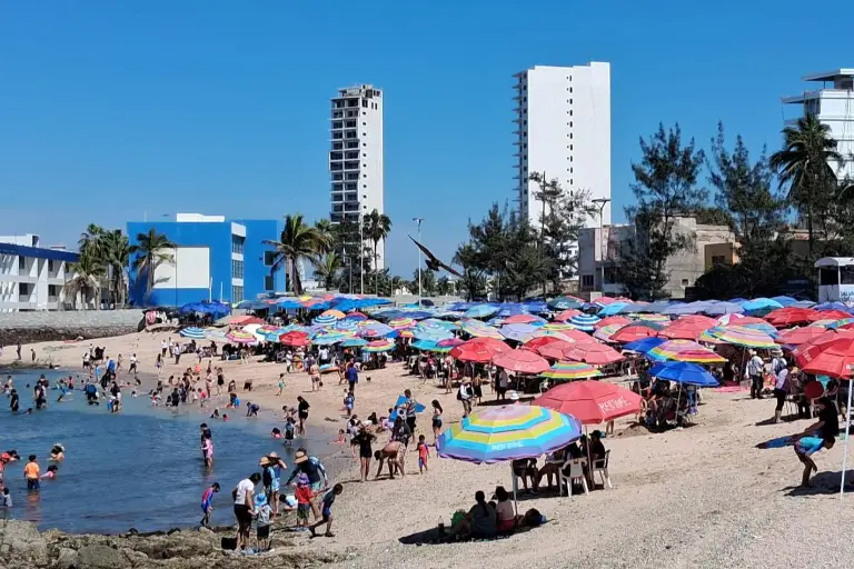 El flujo de visitantes en Mazatlán inició de manera gradual el fin de semana pasado.