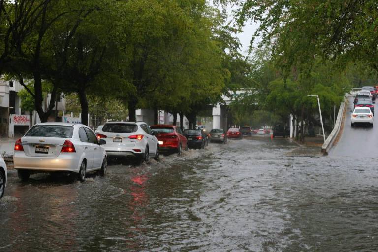 Algunas vialidades de Culiacán registran aumento en los niveles de agua tras las lluvias de la mañana de este lunes.
