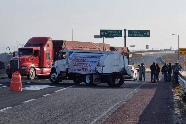 Transportistas mantienen bloqueos por segundo día consecutivo en 12 estados; líderes dialogan en Gobernación