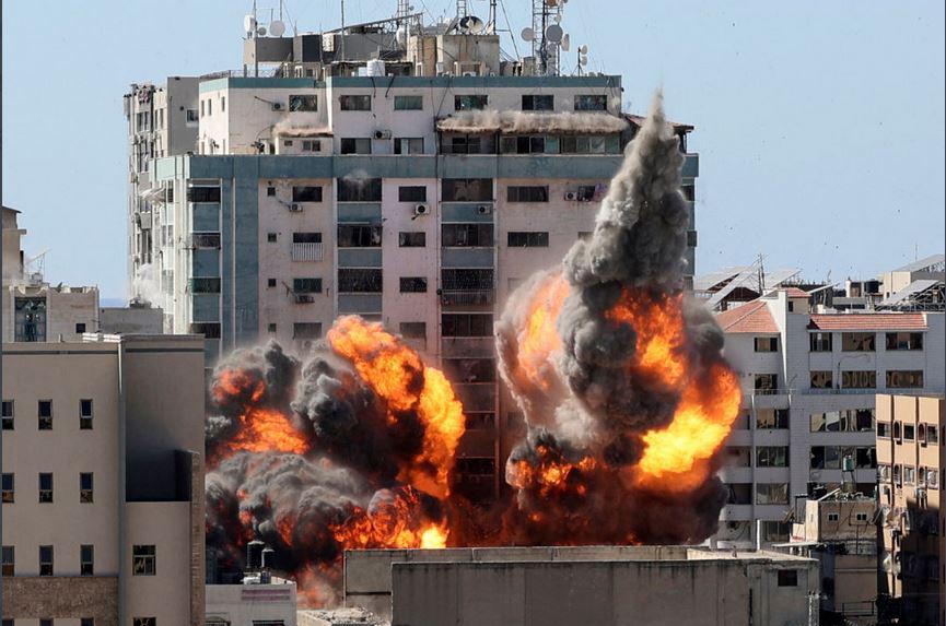 $!Israel destruye edificio de medios internacionales en la Franja de Gaza