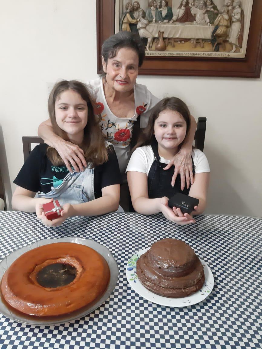 $!Mercedes Montoya con sus nietas, Grisel Alejandra y Ana Sofia Palomares Castaños.