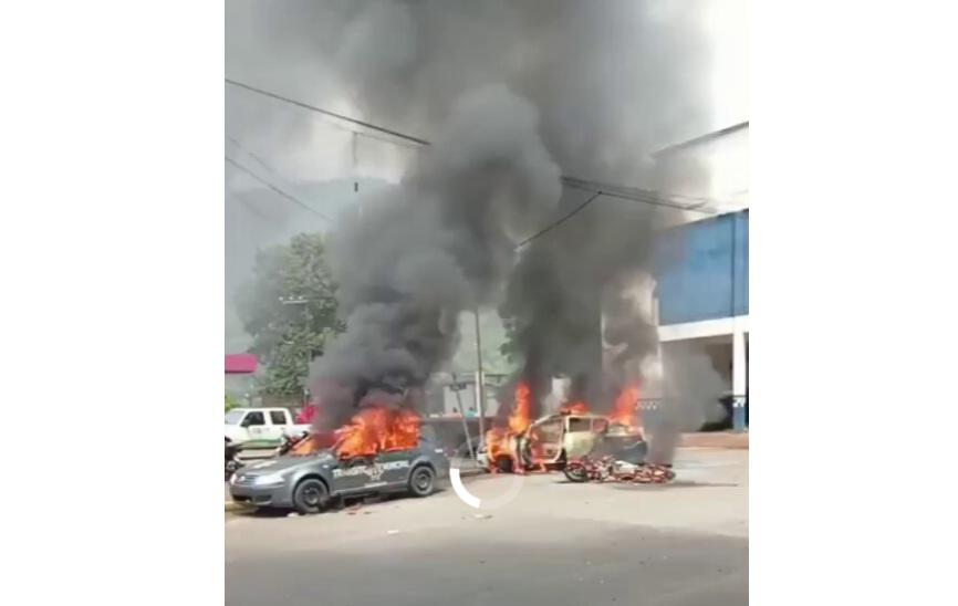 $!Pobladores de Tezonapa, Veracruz, agreden a agentes de tránsito y queman patrullas; denuncian extorsiones