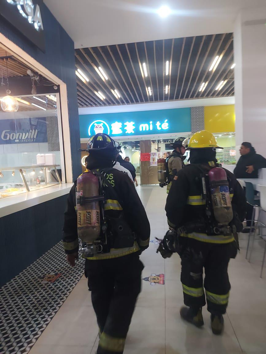 $!Reportan incendio en local de centro comercial en Mazatlán