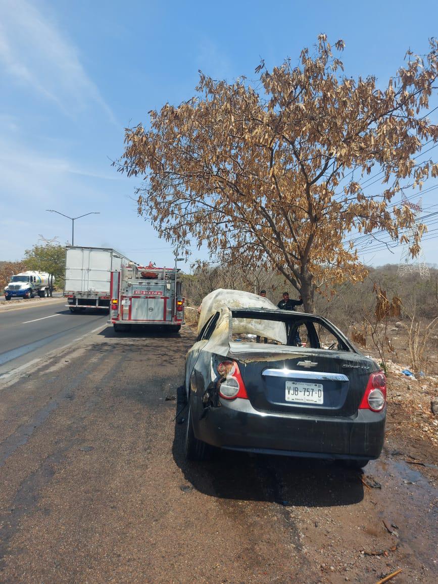 $!Se incendia un vehículo en la Carretera Internacional al sur de Mazatlán