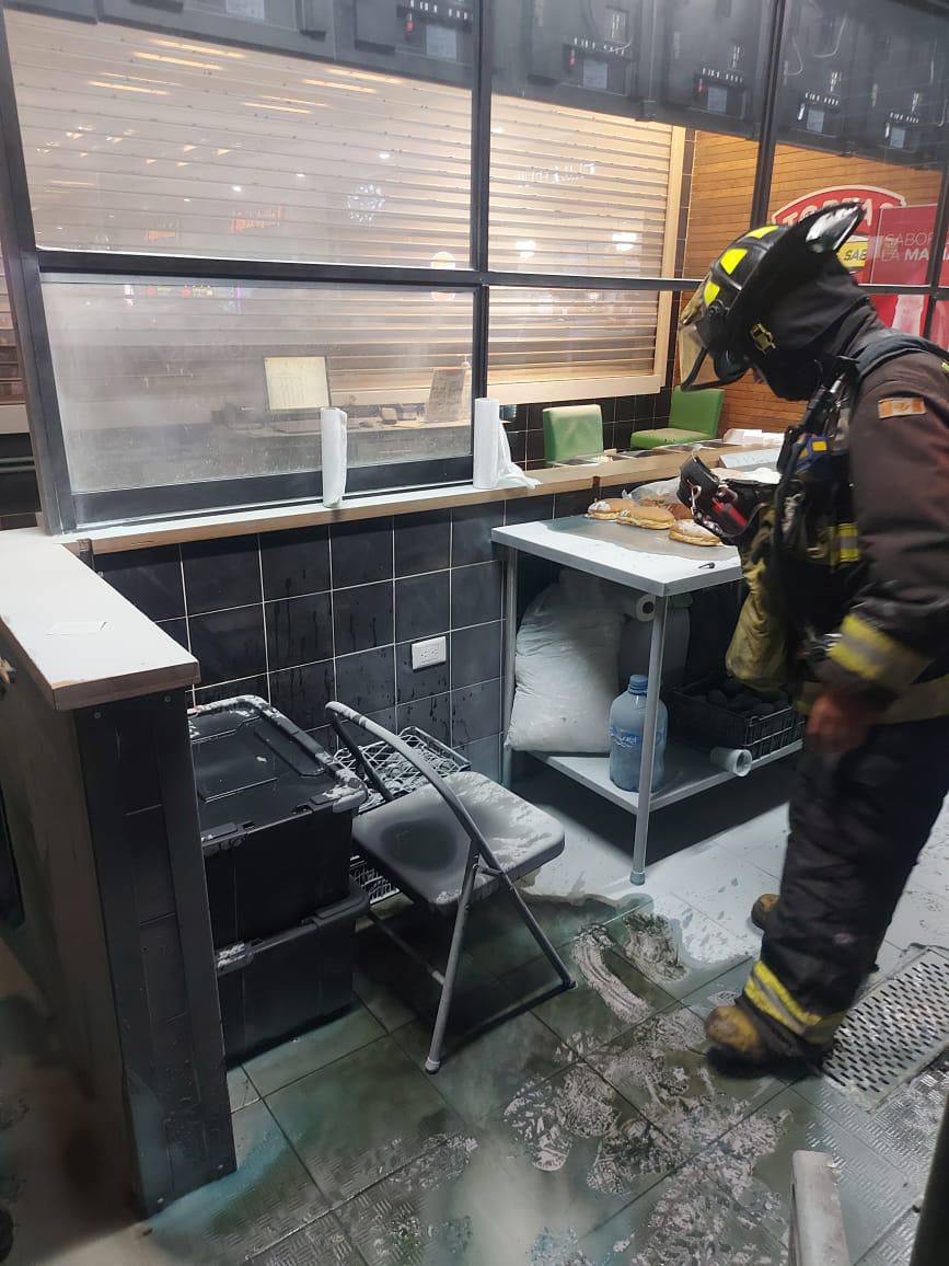 $!Reportan incendio en local de centro comercial en Mazatlán