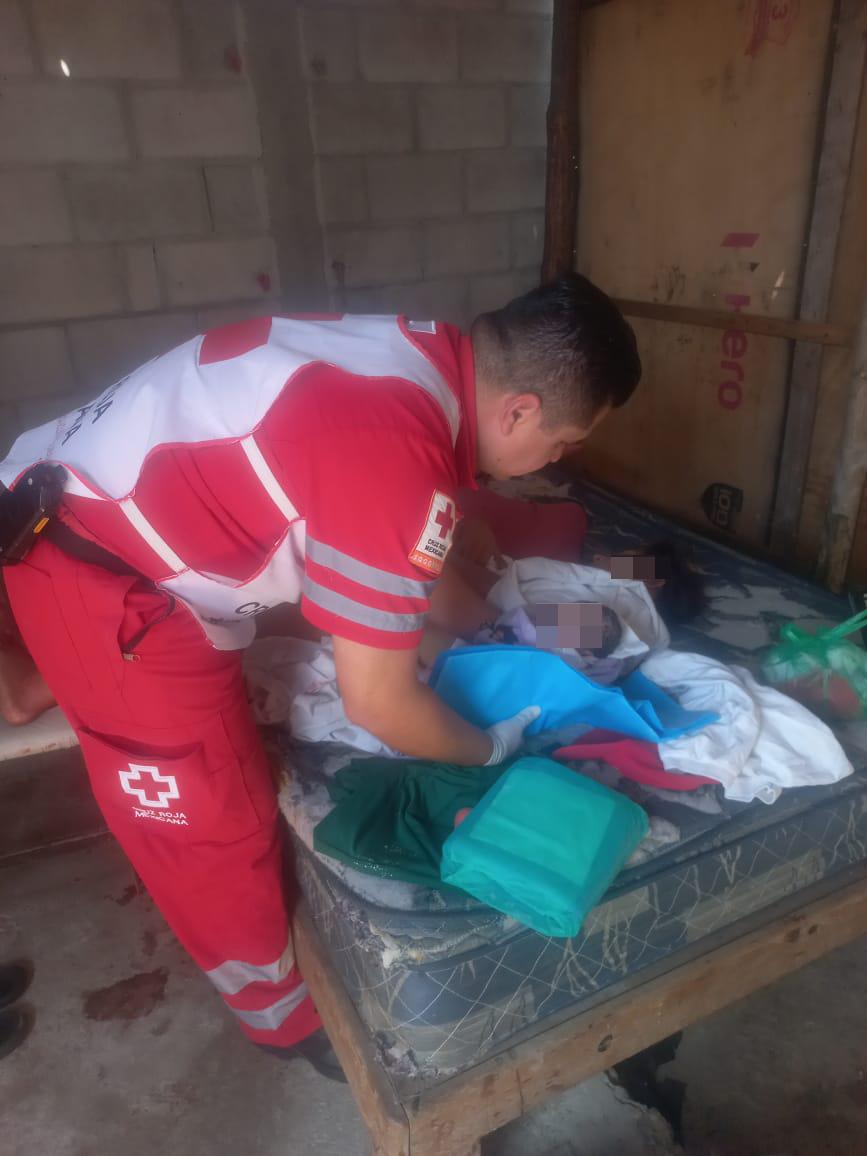 $!El coordinador de Socorros de la Cruz Roja Mazatlán, Abilemec Gómez Sánchez, atiende a la madre y a su bebé.