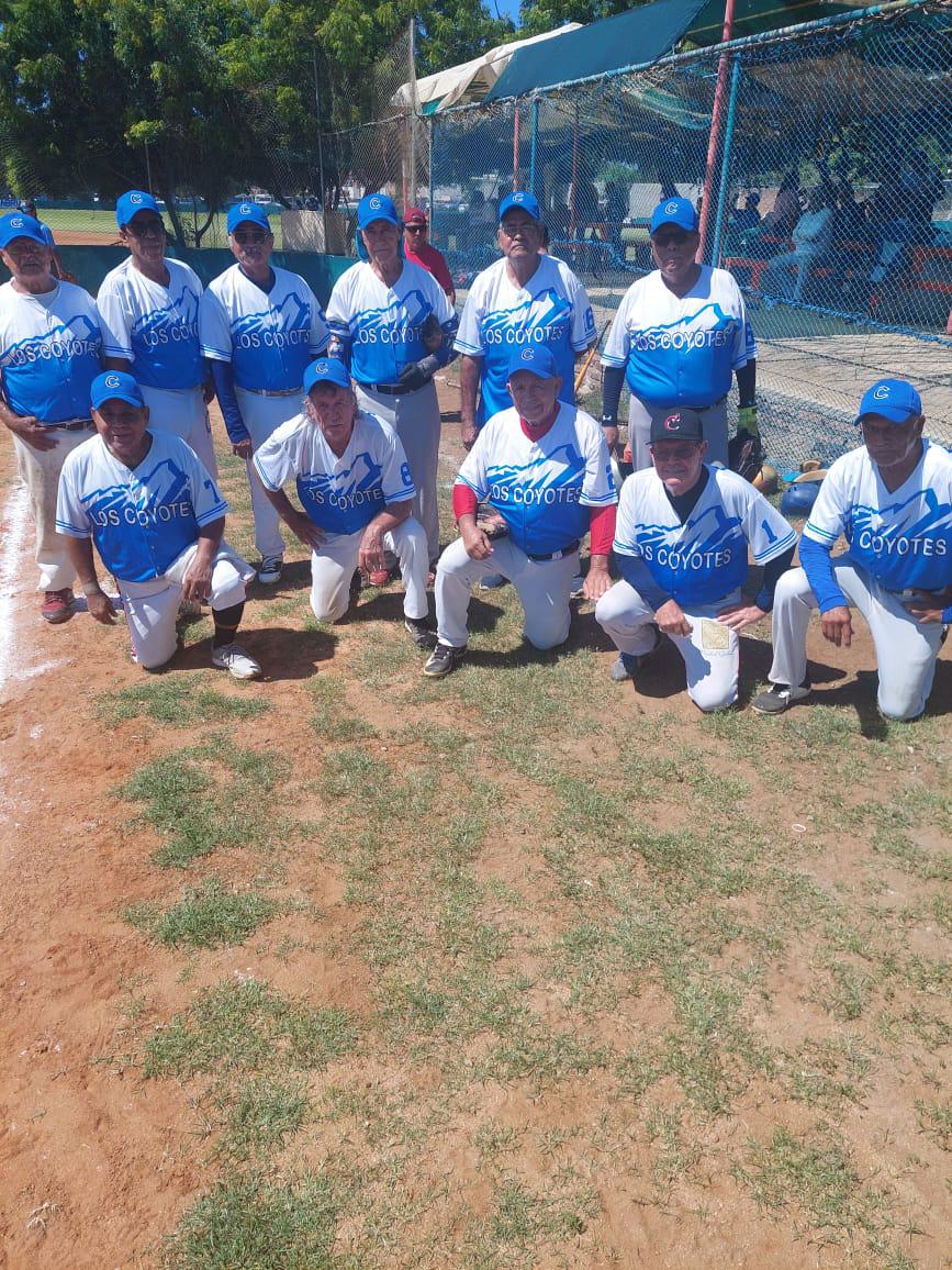 $!Familia Torres apalea a Coyotes en Liga de Beisbol Supermáster