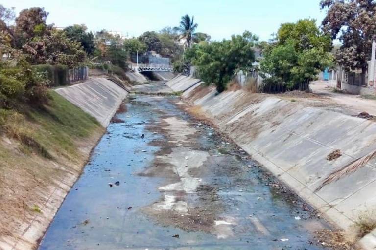 Limpian drenes para prevenir inundaciones en Elota