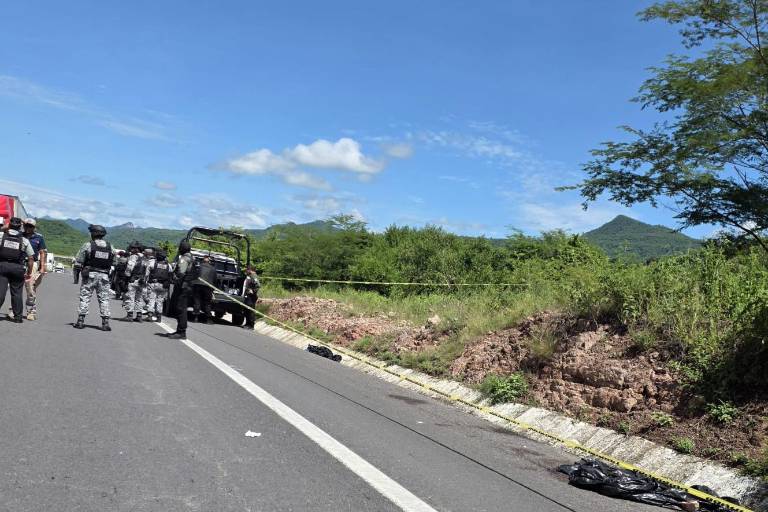 Autoridades acordonaron la zona de la carretera México 15 donde fueron localizados los restos de al parecer dos hombres.