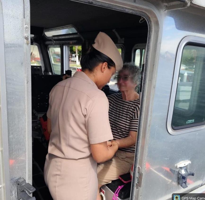 $!Rescata Marina a tres extranjeros a bordo de velero varado cerca de Isla de la Piedra