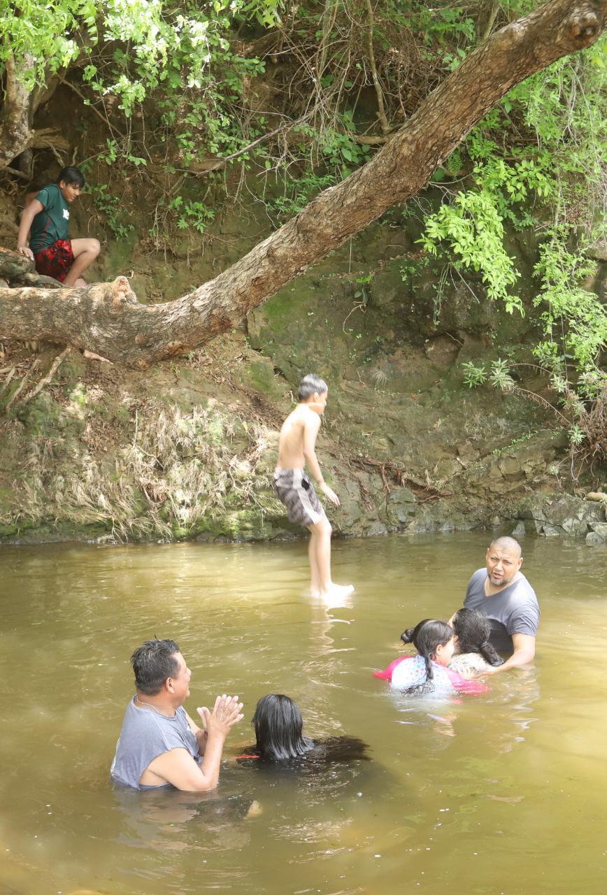 $!Huyen mazatlecos del calor y disfrutan del día en El Magistral y el Presidio