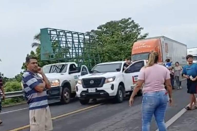 En Palmillas, Escuinapa, toman la autopista tras 34 horas sin luz; el servicio se restablece minutos después