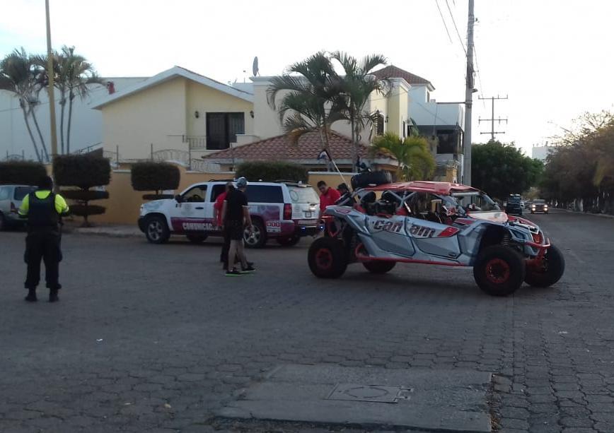 $!Realizaban piruetas en un racer y lo volcaron en calles de Lomas de Mazatlán