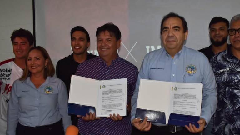 Ismael Barros, Gerente General de Venados de Mazatlán y Alejandro Cristerna Guzmán, Director del Instituto Mexicano de Alto Aprendizaje, muestran el convenio firmado.