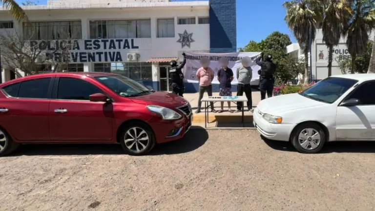 Agentes estatales aseguraron dosis de presunta droga y cargadores en un centro comercial de Culiacán.