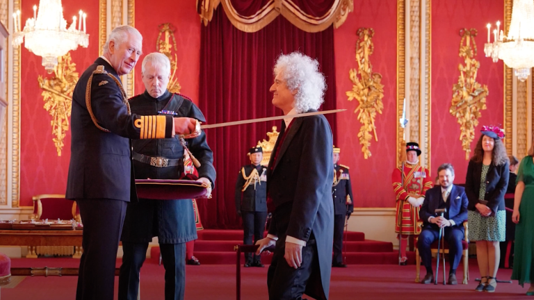 Brian May, de Queen, es nombrado caballero por el Rey Carlos III