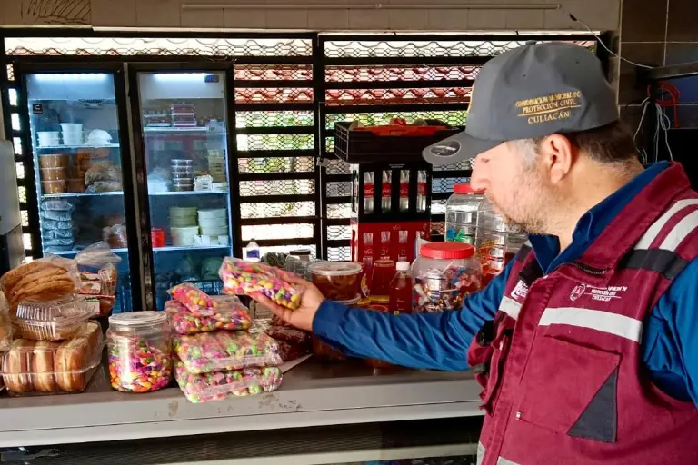 Saca Protección Civil 20 kilos de pirotecnia de las calles de Culiacán