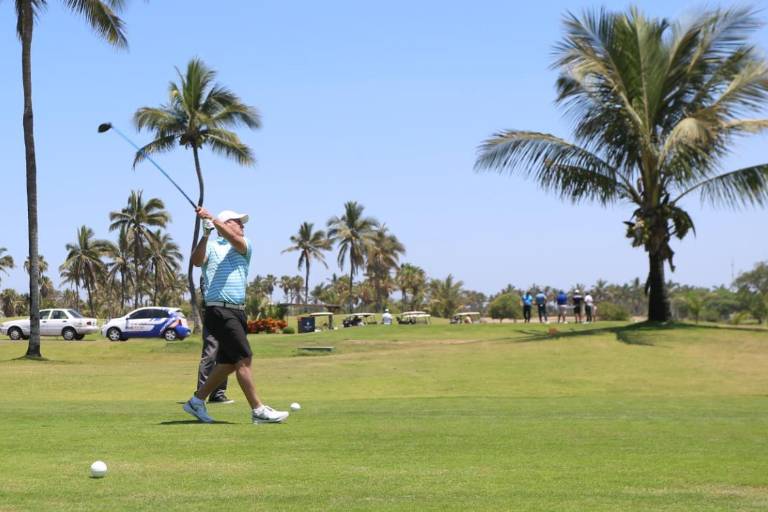 Toman ventaja Müller y Medina, en Anual de Golf del Centro Hospitalario Alhma
