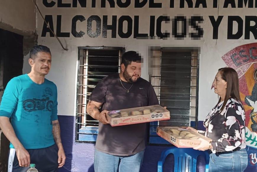 $!Llevan roscas a personas en centros de rehabilitación en Escuinapa