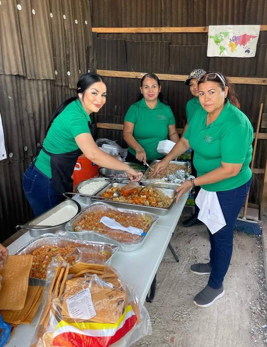 $!Brianda Loc, Horga Vizcarra, Suggey Nevárez y Patricia Tirado al momento de servir la comida.