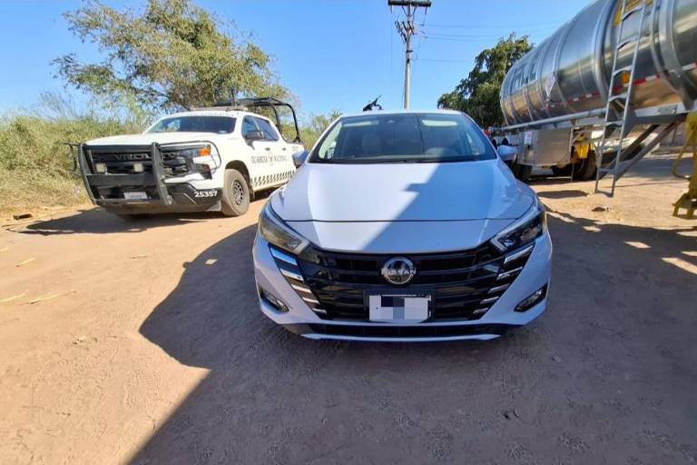 Aseguran vehículo con armamento en Lomas de Rodriguera, al norte de Culiacán