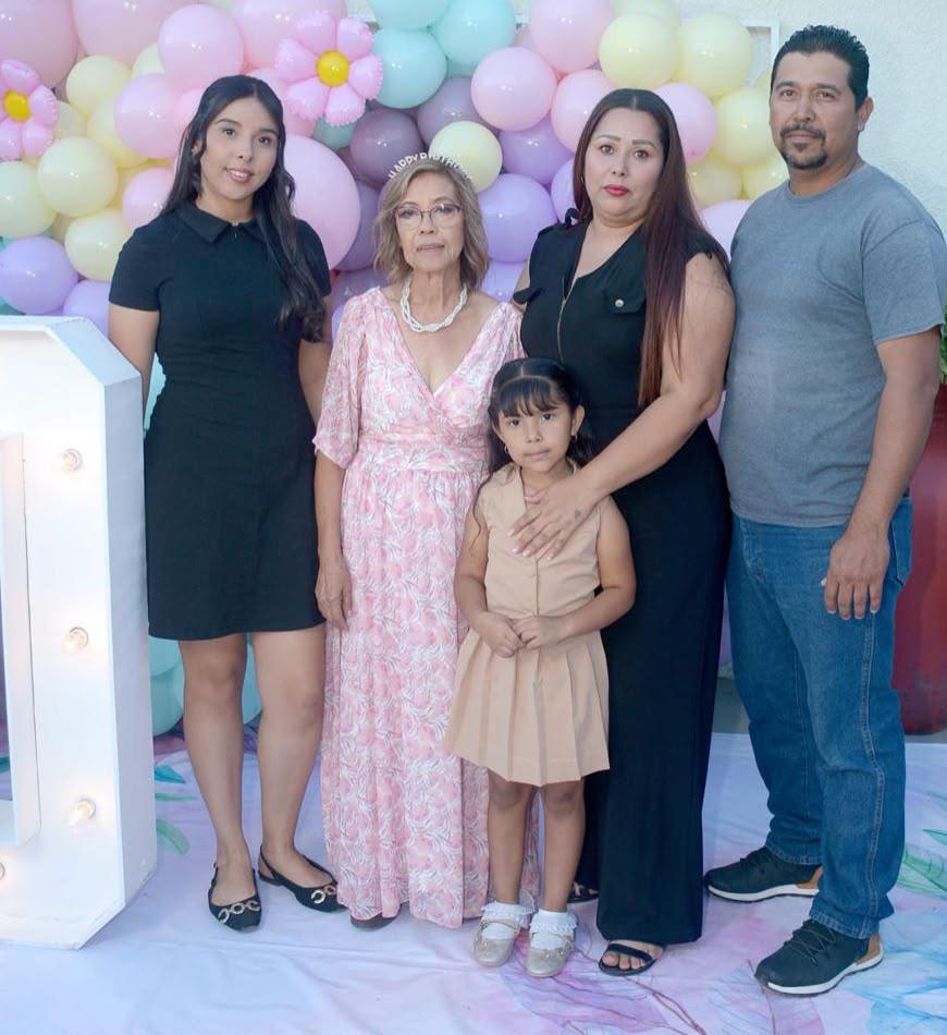 $!La festejada entre Ximena Ontiveros, Valentina Ontiveros, Francisca y Geovanni Ontiveros.