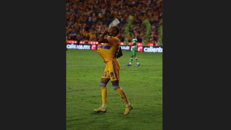 Luis Quiñones marca el segundo gol felino.