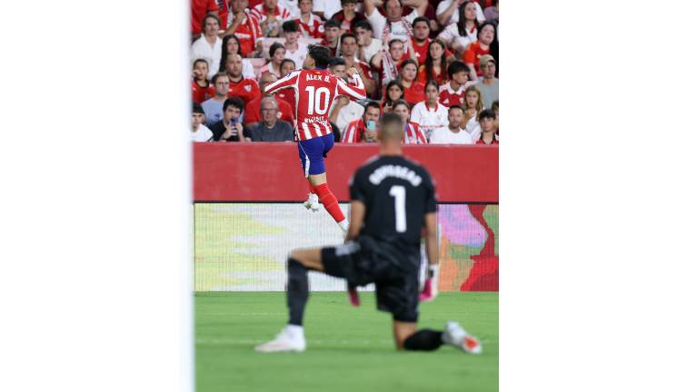 Álex Baena marca doblete.