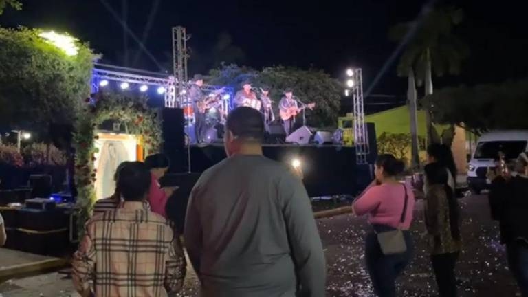 Pobladores de El Rosario acudieron a disfrutar de la música que se ofreció a la Virgen de Guadalupe en su día.
