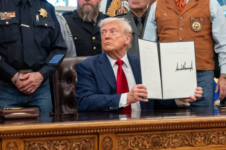 Trump firmará decreto sobre aranceles a autos, que busca mover fabricación a EU