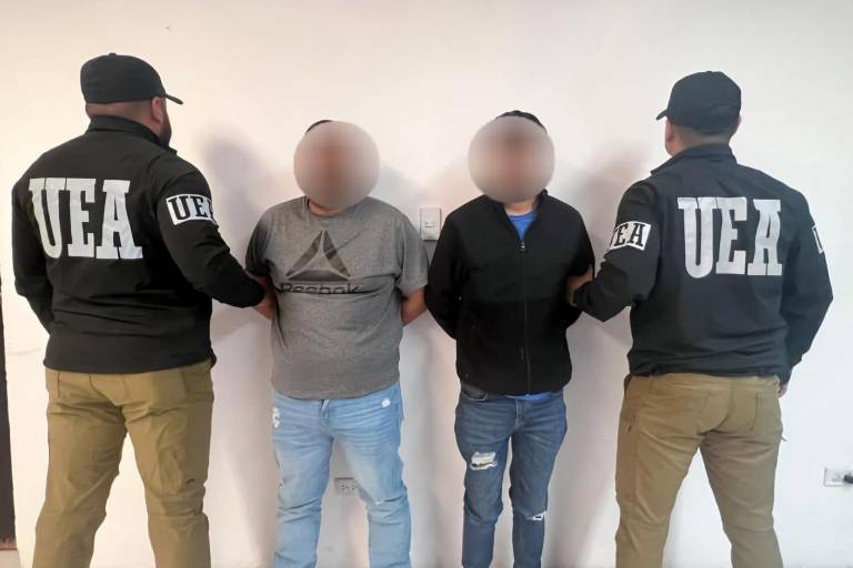 Fiscalía detiene a dos civiles acusados de privación ilegal de libertad de una mujer, en Culiacán