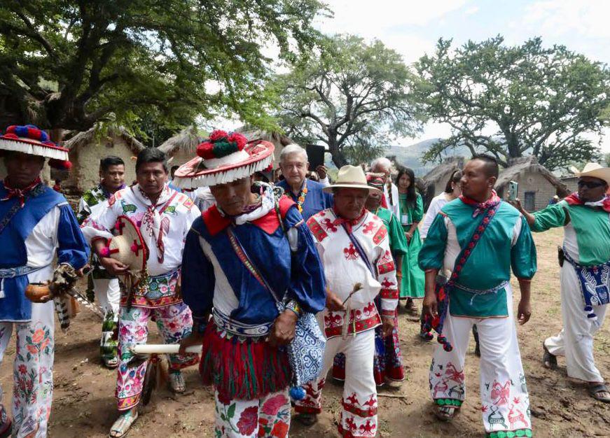 $!Autoridades wixárikas entregan propuesta de decreto a AMLO; reconocen 4 de sus pueblos como lugares sagrados