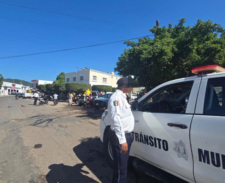 $!Choque entre motocicletas deja herida a una persona de la tercera edad, en Rosario