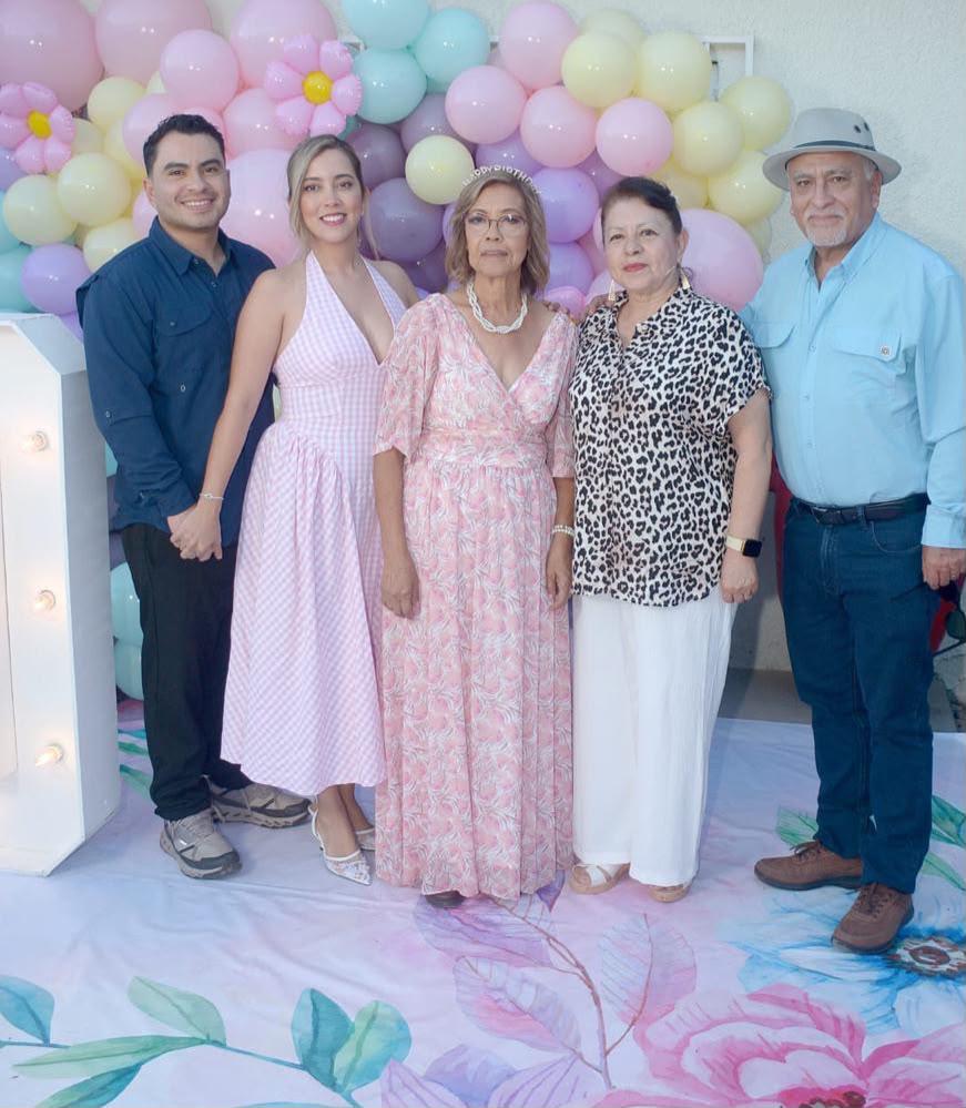 $!Roberto Romero, Mirna Parente, María Esther, Angélica Leticia Rojo y Roberto Romero Rodriguez.