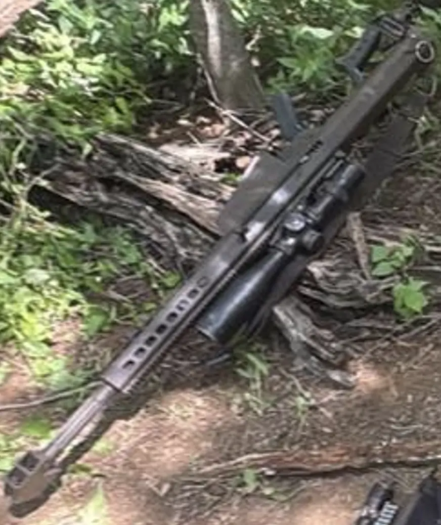 $!Aseguran arsenal en zona rural de Mazatlán; decomisan casi 9 mil cartuchos y fusil Barrett