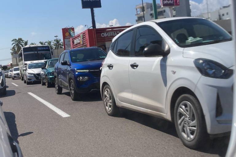 Tome sus precauciones; por manifestación en Mazatlán se congestiona vialidad en la Rafael Buelna y Reforma