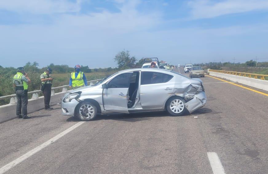 $!Auto choca contra muro de contención en la Autopista Mazatlán-Culiacán; no hay lesionados