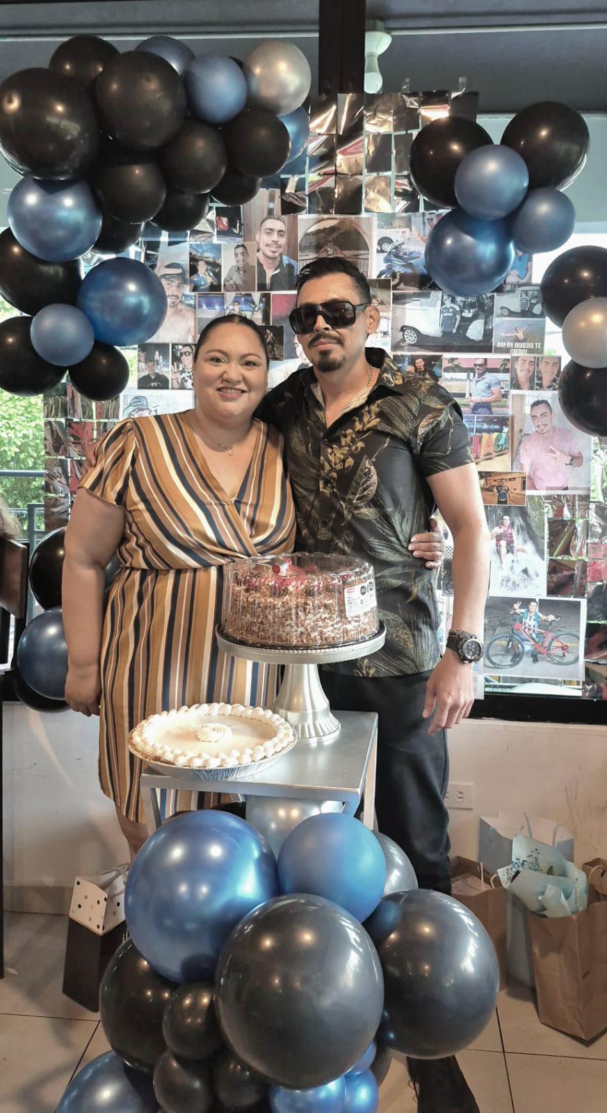 $!Su amiga Gabriela Quiñónez acudió a felicitarlo.