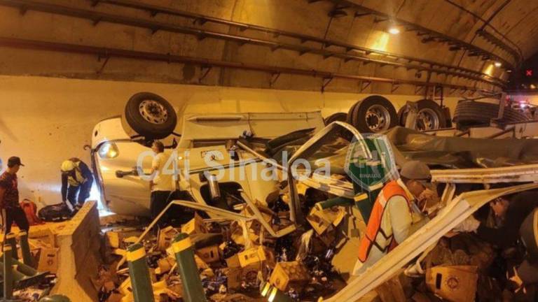 El tractocamión queda volcado dentro del túnel Baluarte, de la Maxipista Mazatlán-Durango.