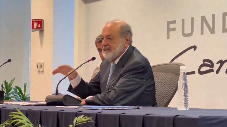 El empresario Carlos Slim Helú, en su conferencia de prensa para aclarar “las cosas que se dicen”, en el auditorio del Grupo Inbursa.