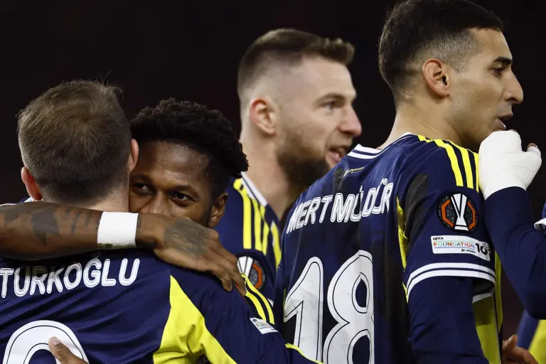 Fenerbahce golea 0-4 al Brann en la Europa League; Edson Álvarez inicia en la banca