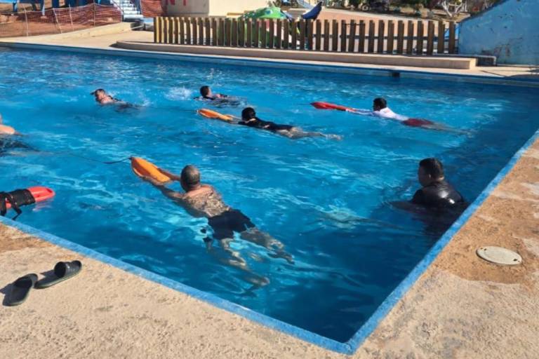 Refuerzan capacitación de escuadrón acuático en Rosario previo a Semana Santa