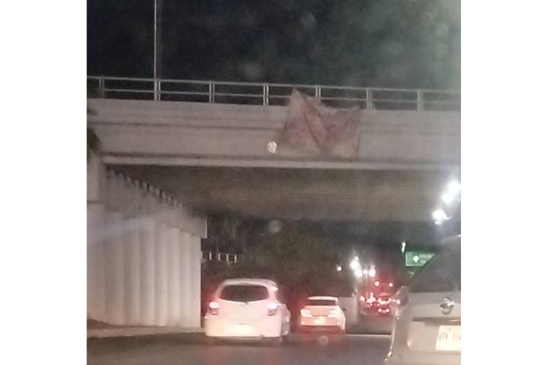 Cuelgan manta con mensaje en el Distribuidor Vial del Infonavit Humaya, en Culiacán