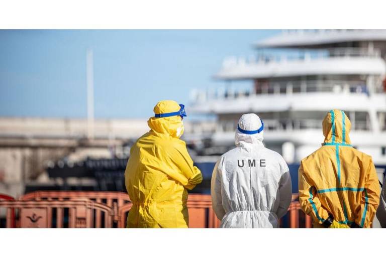Socios y autoridades que apoyan las operaciones de respuesta y coordinación en el puerto de Granadilla, Tenerife, España.