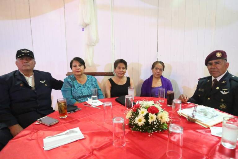 Tienen Convención de Paracaidistas Militares, Marinos y Deportivos en el puerto