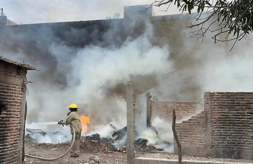 $!Incendio en basurero clandestino moviliza a Bomberos en la Colonia Santa Cecilia, Los Mochis