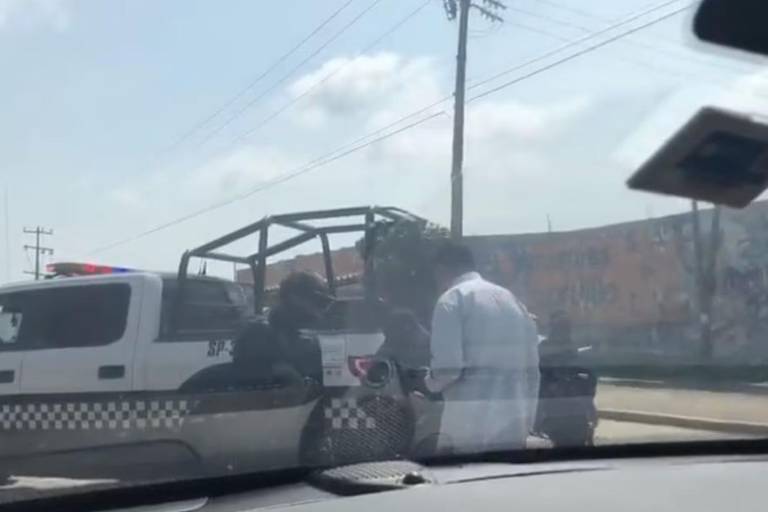 Policías estatales de Veracruz encañonan a Manuel Velasco