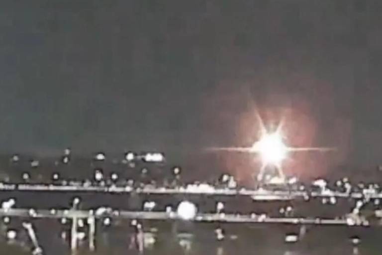 Avión de pasajeros y helicóptero chocan en Aeropuerto de Washington